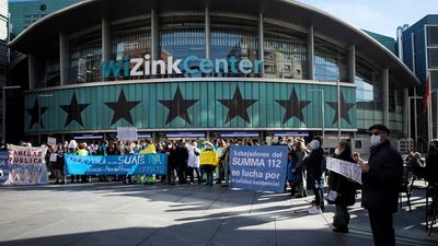 Los trabajadores del Summa protestan en el Wizink para reclamar la reapertura de las Urgencias en Atención Primaria
