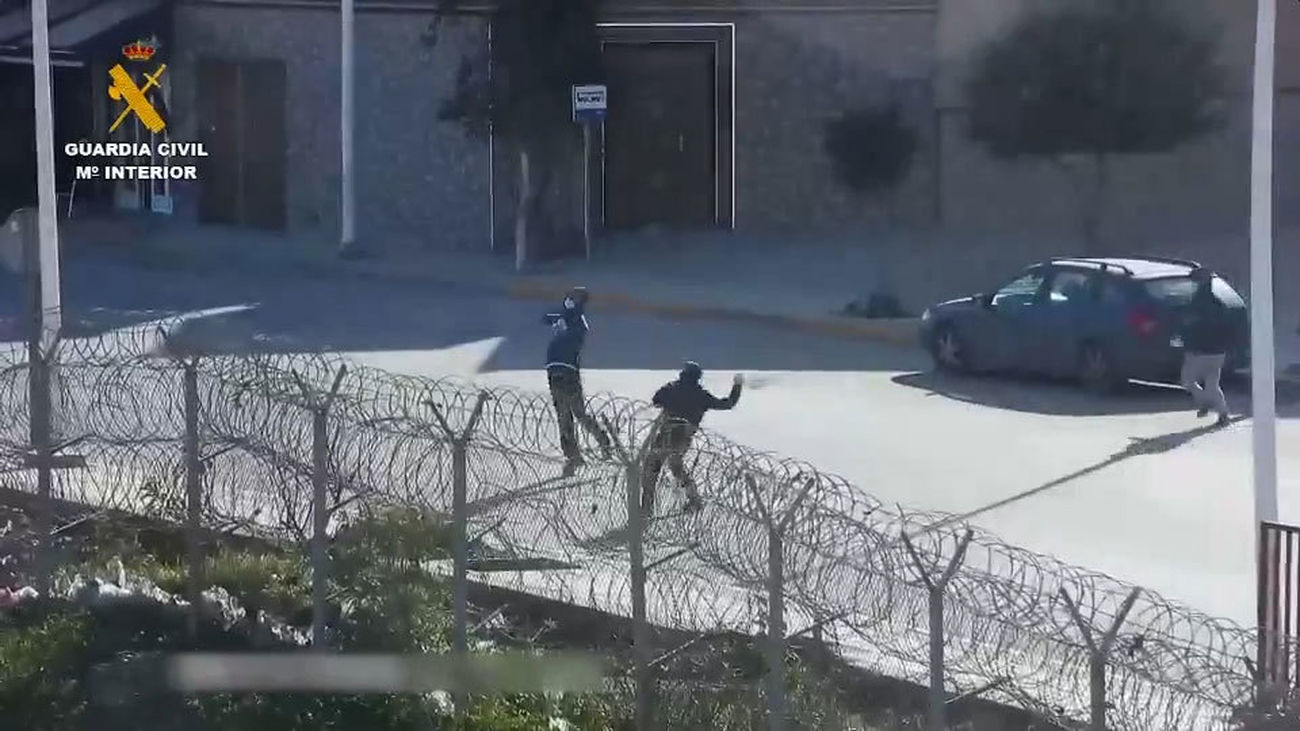 Seis detenidos por lanzar paquetes de droga por encima de la valla de Melilla