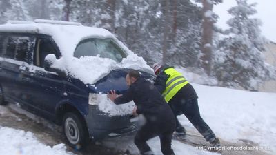 La vida de los madrileños que viven los 365 días del año en un puerto de montaña