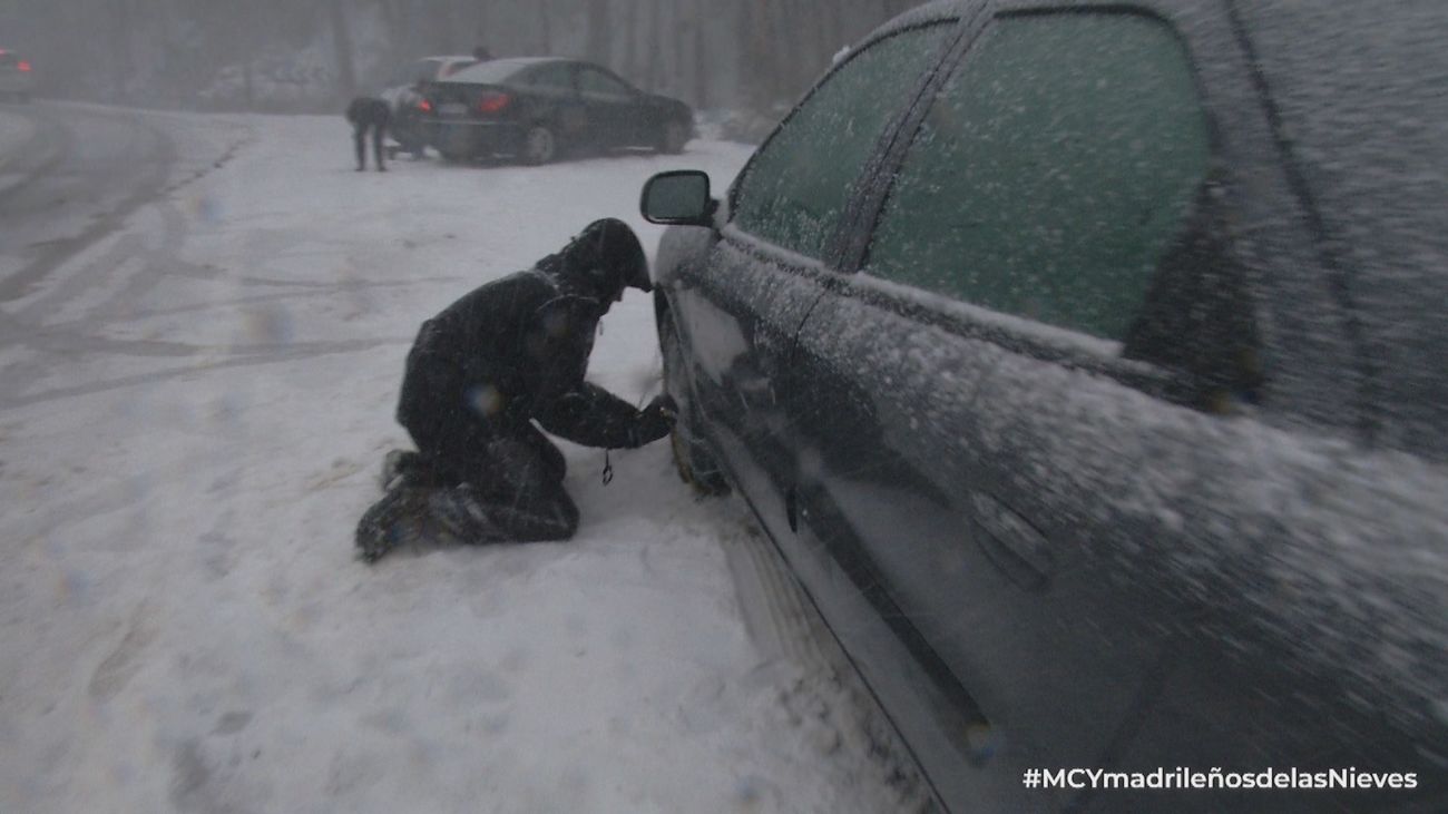 'Mi cámara y yo' es testigo del bloqueo de numerosos conductores con las primeras nevadas de la sierra de Madrid