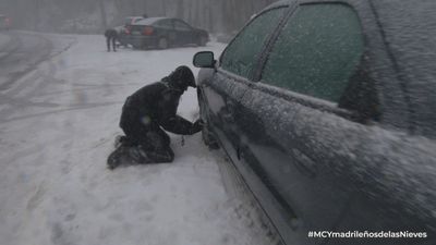 'Mi cámara y yo' es testigo del bloqueo de numerosos conductores con las primeras nevadas de la sierra de Madrid
