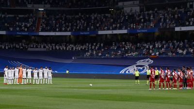 Emotivo minuto de silencio en el derbi por el fallecimiento de Manolo Santana