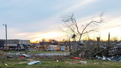 37 tornados dejan decenas de muertos y devastación en seis estados de EEUU