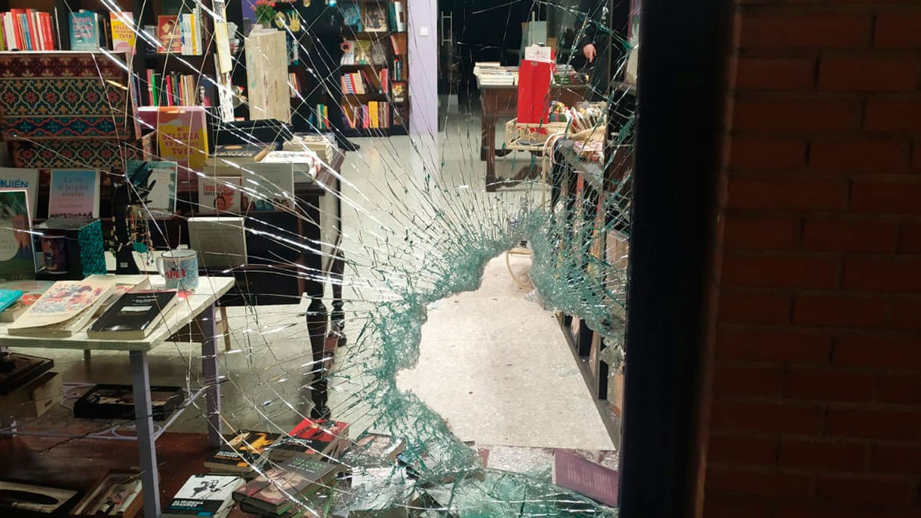 Destrozan el escaparate de una librería feminista en Madrid