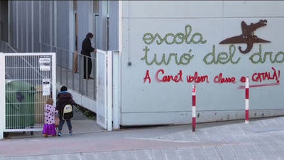 La familia del niño de Canet recibe el apoyo de otros padres: "La escuela no está para politizarla"