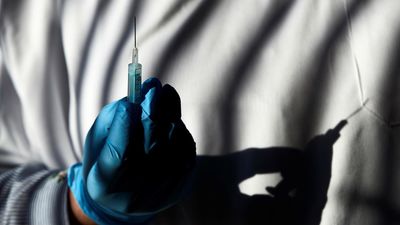 La EMA señala que administrar varias dosis de vacunas a corto plazo no es sostenible