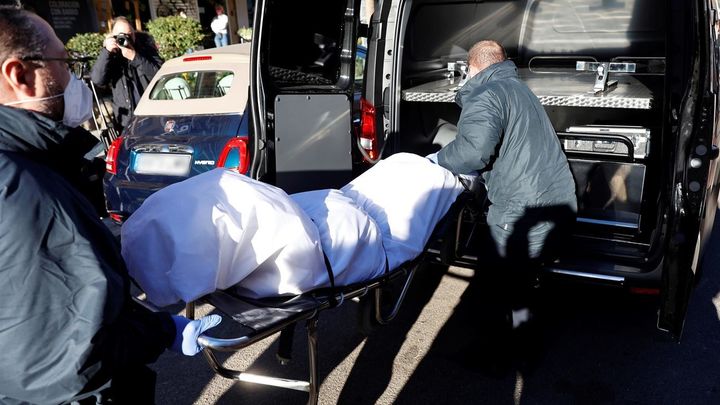 Los servicios funerarios trasladan el cuerpo de Verónica Forqué / EFE