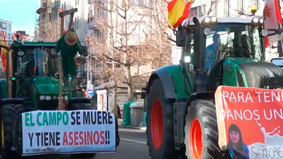 Los ganaderos intensifican las protestas y amenazan con parar la producción de leche