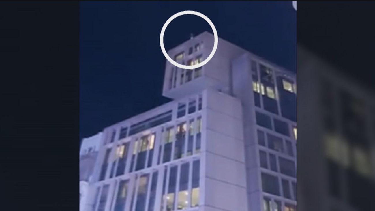 Un selfie muy peligroso en las alturas de la Gran Vía