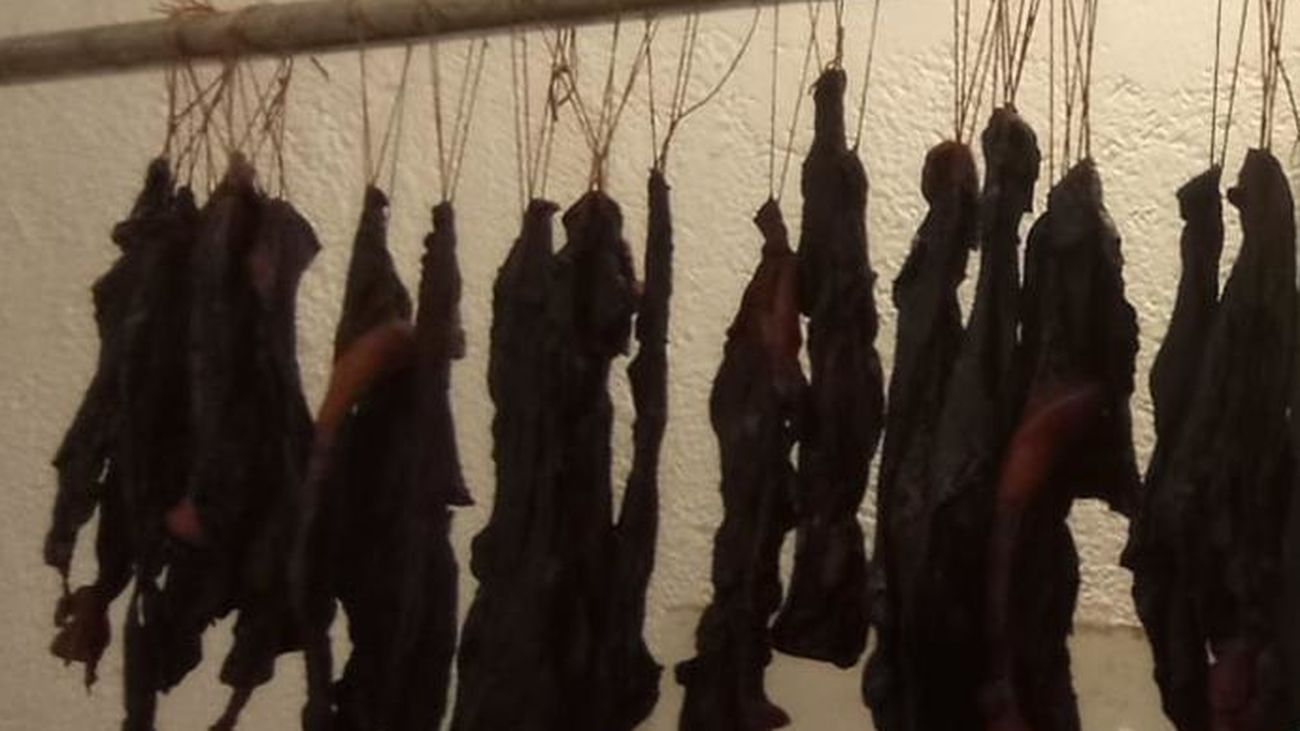 Alimentos colgados en una tienda intervenida en Carabanchel