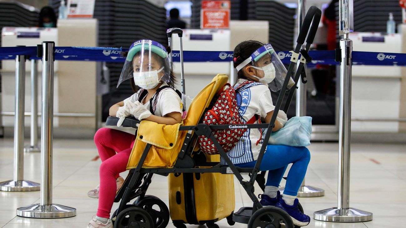 Niños esperando en un aeropuerto