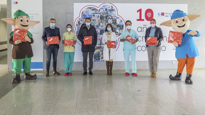 Los Guachis regalan sonrisas y juguetes a los niños ingresados en planta del Hospital de Torrejón