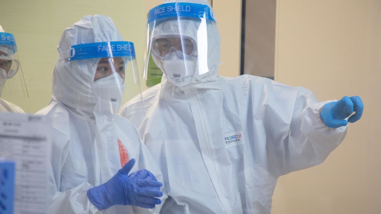 Investigadores coreanos, protegidos contra el coronavirus
