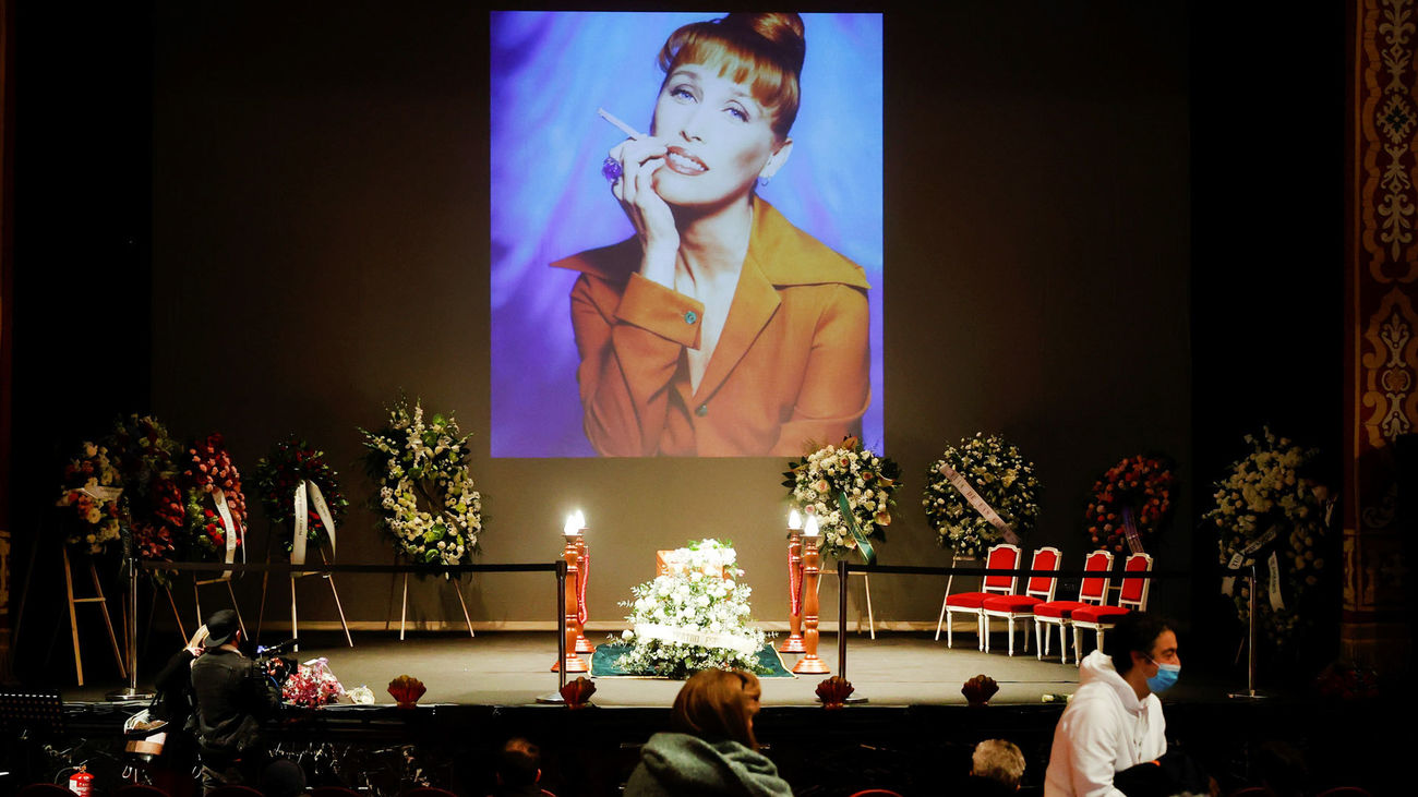 Actores, políticos y ciudadanos despiden a Verónica Forqué en la capilla ardiente