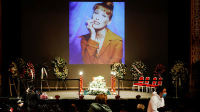 Actores, políticos y ciudadanos despiden a Verónica Forqué en la capilla ardiente