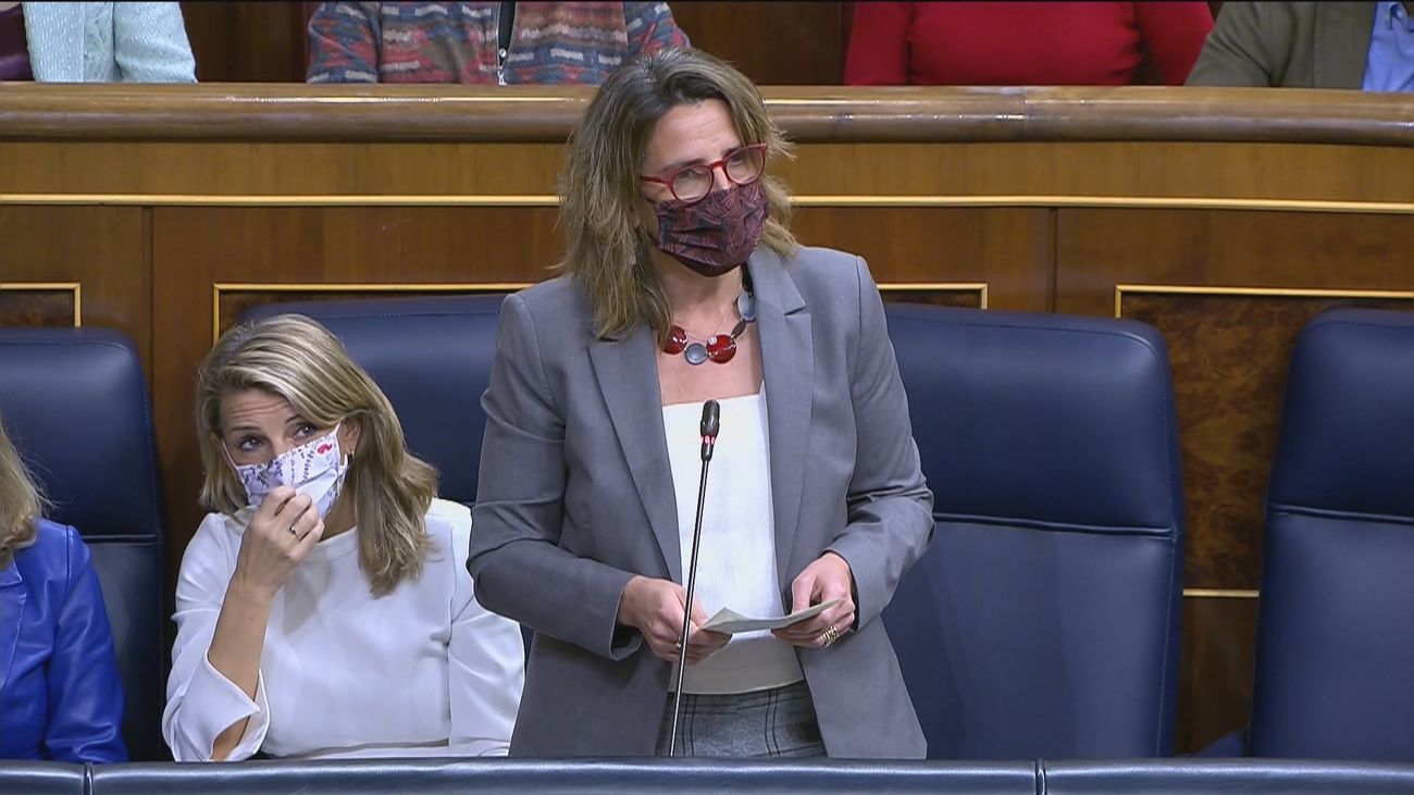 El Gobierno insiste en que los hogares pagarán por la luz lo mismo que en 2018, a pesar del récord diario