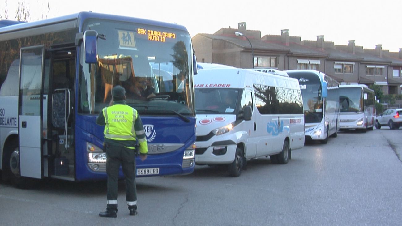 Acompañamos a la Guardia Civil en un control de autobuses escolares