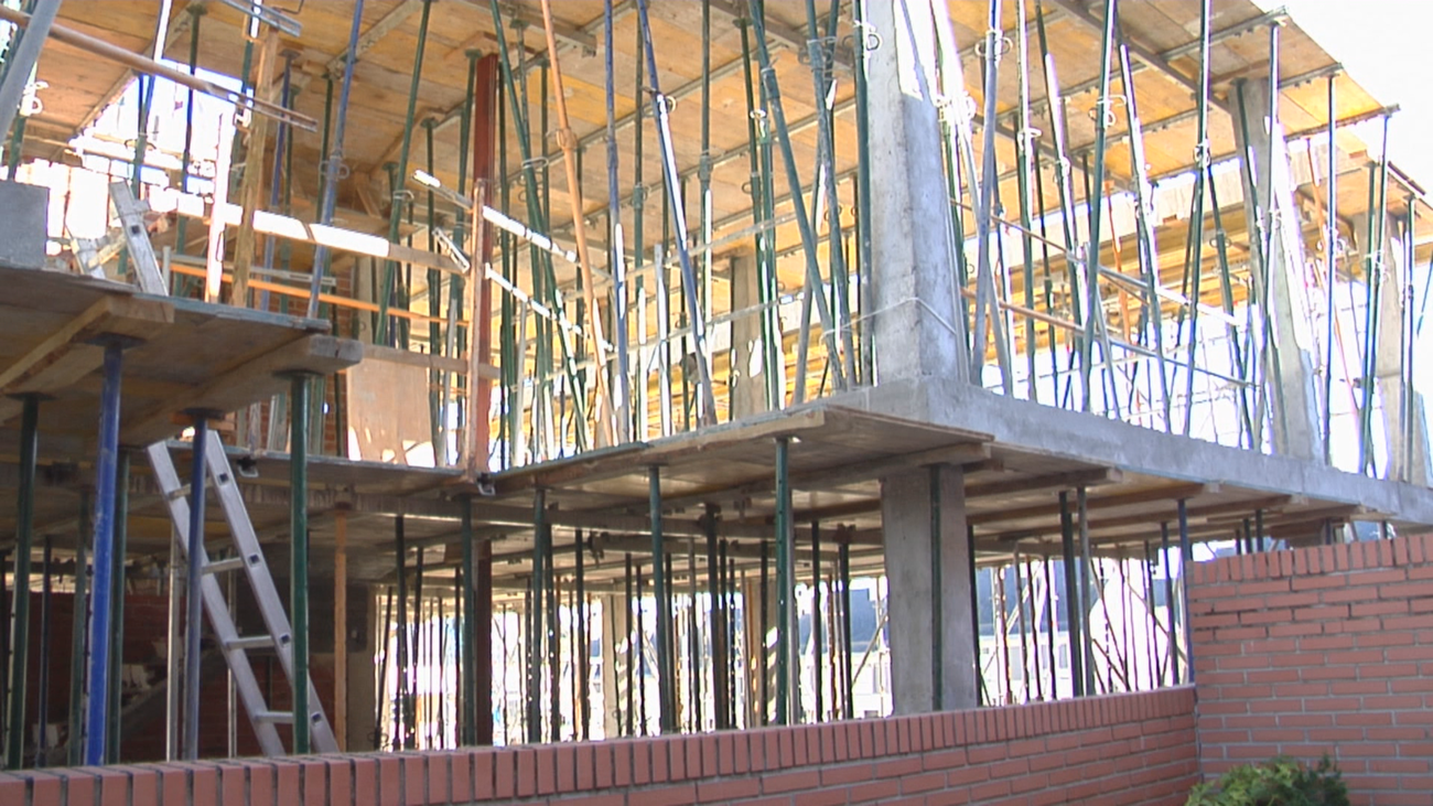 Los vecinos de Villanueva del Pardillo denuncian la construcción de unas viviendas adosadas a las suyas