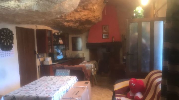 Casa en una cueva / Redacción