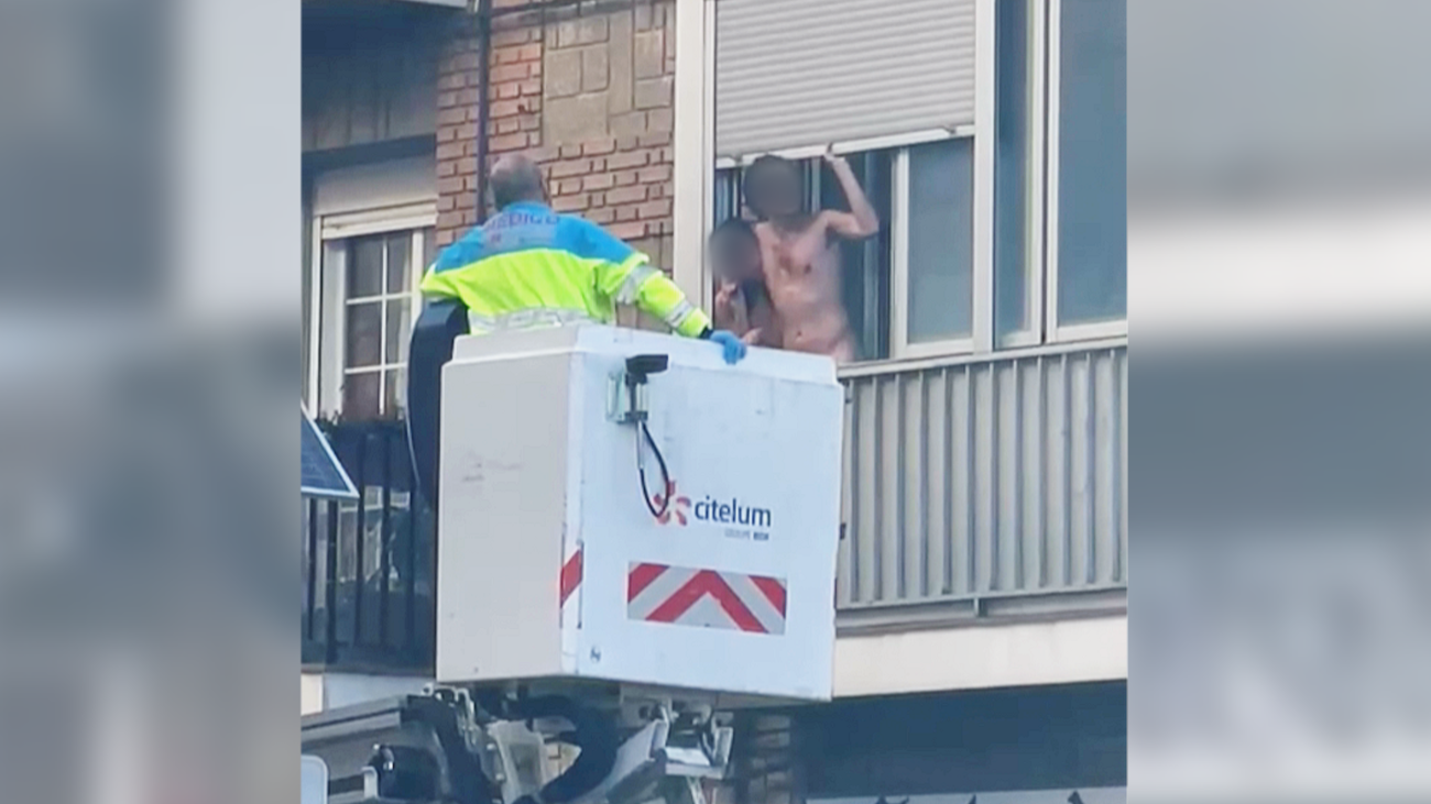 Retiene con un cuchillo a su pareja, ambos desnudos, en un piso de Alcalá de Henares