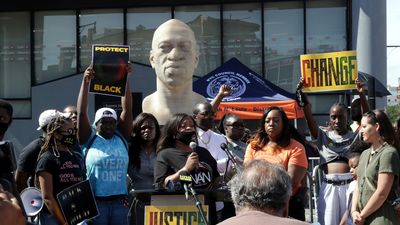 El expolicía que asesinó a Floyd se declara culpable de violar sus derechos