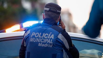 Dos ladrones atropellan a un policía municipal de Madrid tras robar una tienda en la calle Goya