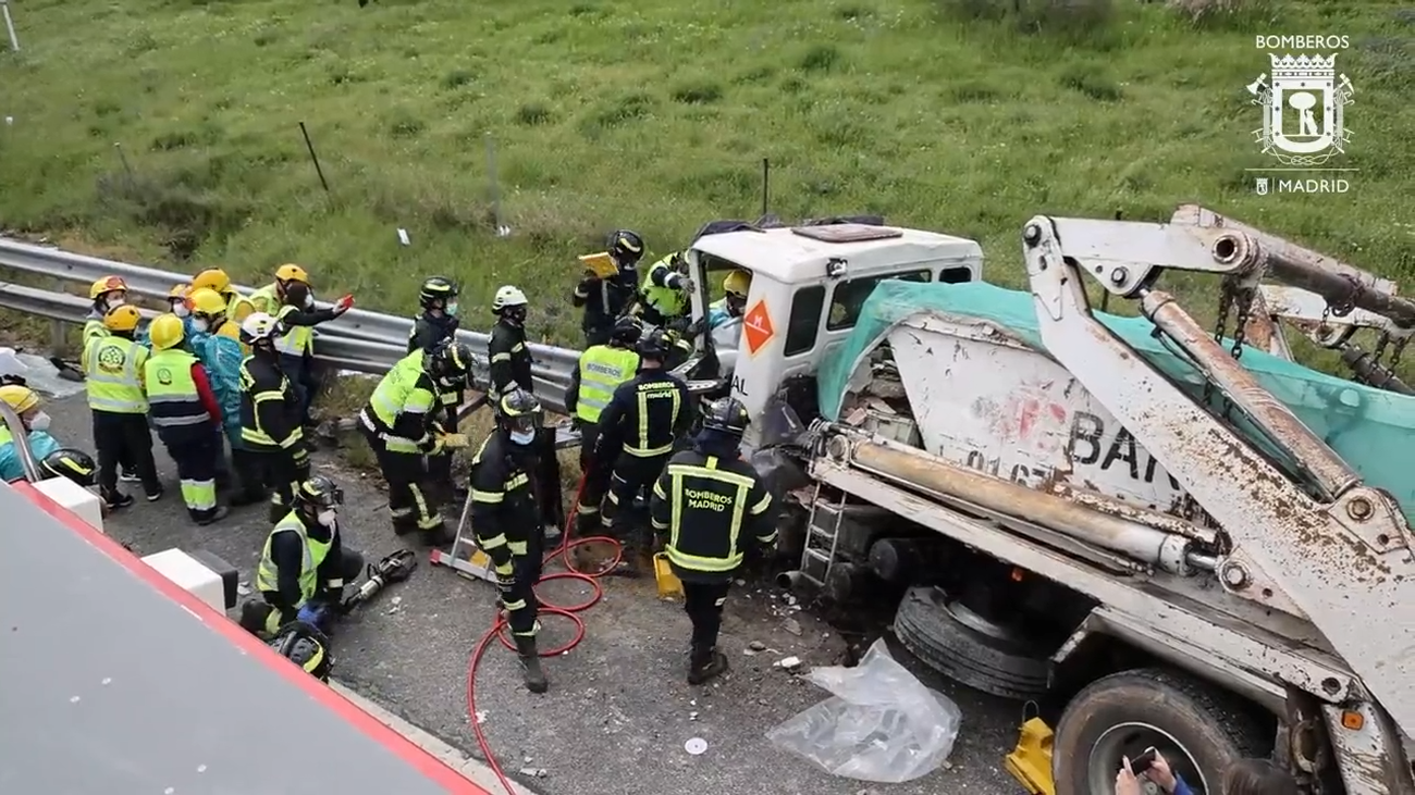 Así se 'excarcela' a un conductor de un camión cuando tiene un accidente grave