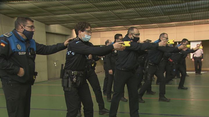 Agentes locales de todo Madrid reciben formación para usar pistolas 'táser'
