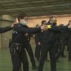 Agentes locales de todo Madrid reciben formación para usar pistolas 'táser'