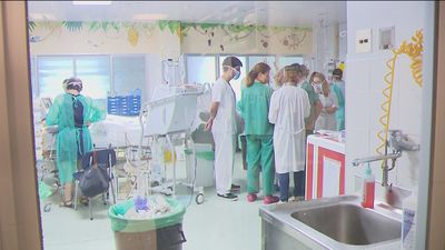 La Comunidad reconoce la labor de los sanitarios contagiados y defiende el test de antígenos