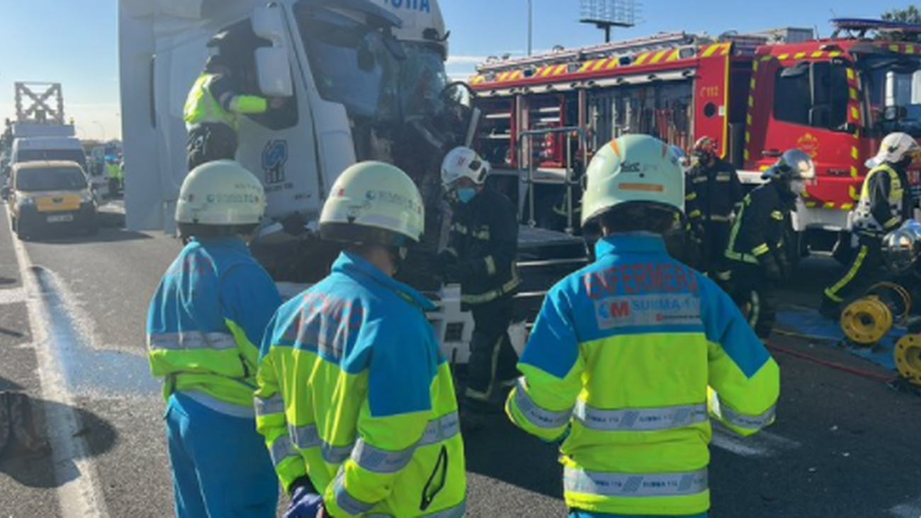 Muere uno de los conductores en una colisión entre dos camiones en la A-4 en Pinto