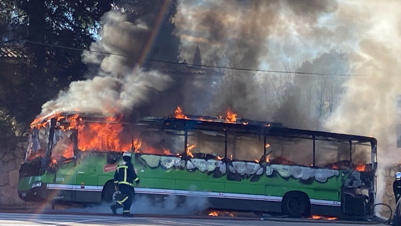 Un autobús de Pozuelo de Alarcón arde