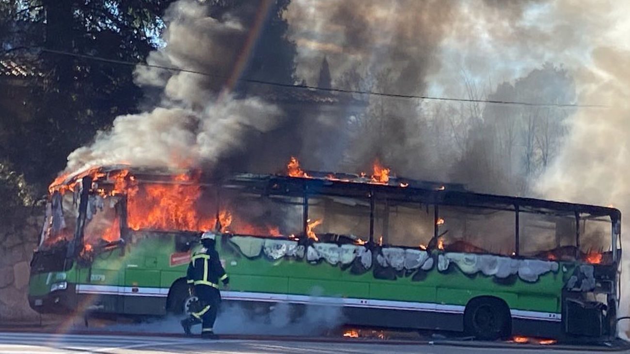 Un autobús de Pozuelo de Alarcón arde por completo, pero no causa heridos