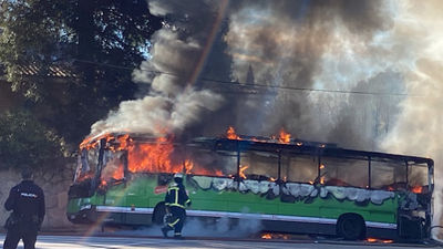 Un autobús de Pozuelo de Alarcón arde por completo, pero no causa heridos
