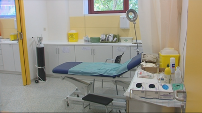 Los vecinos de Adelfas se concentran por llevar más de 4 meses sin servicio de pediatría en su Centro de Salud