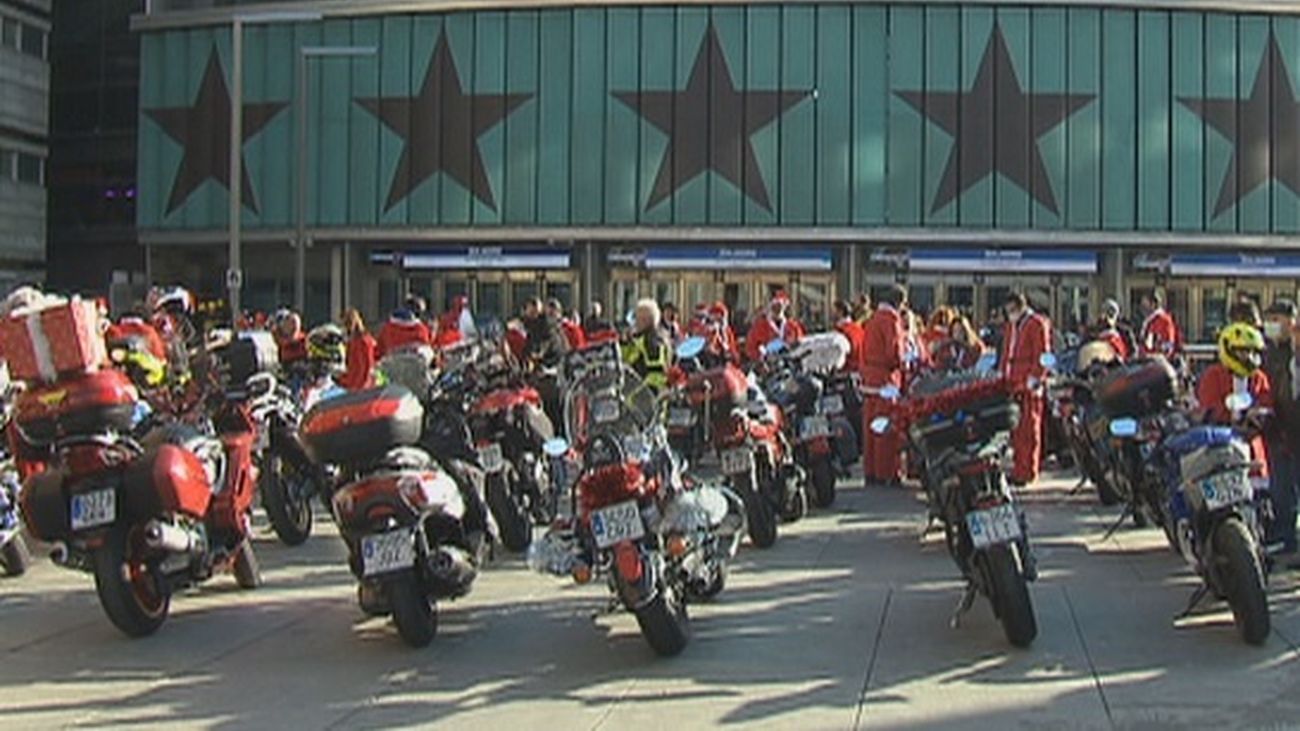 Cientos de 'Papa Noel' recorren el centro de Madrid en moto por una causa solidaria