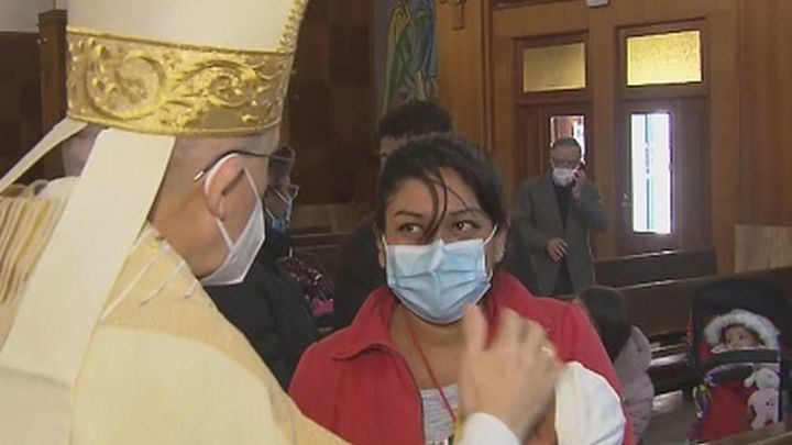 El cardenal Osoro bautiza a niños atendidos por Fundación Madrina en las 'colas del hambre'
