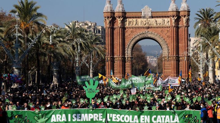 Más de 35.000 personas  se manifiestan contra el 25% de clases en castellano