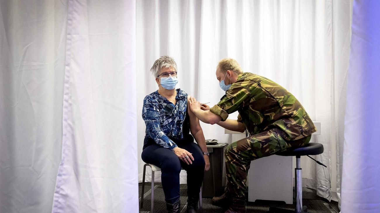 Un soldado administra la vacuna en Países Bajos