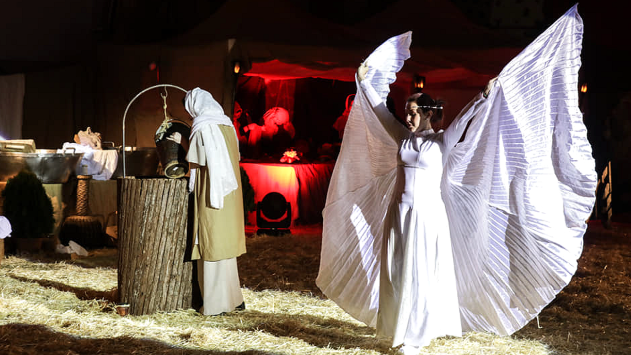 Manzanares el Real representa la obra de su belén viviente