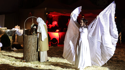 Manzanares el Real representa la obra de su belén viviente