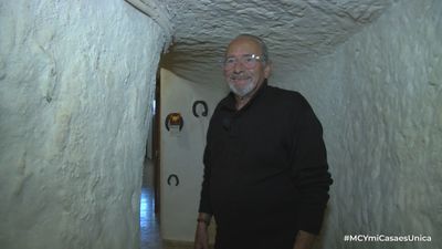 Pepe es uno de los pocos afortunados que tienen su casa dentro de una montaña en Alcalá del Júcar