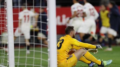 2-1. El Atlético de Madrid se descuelga tras caer con el Sevilla