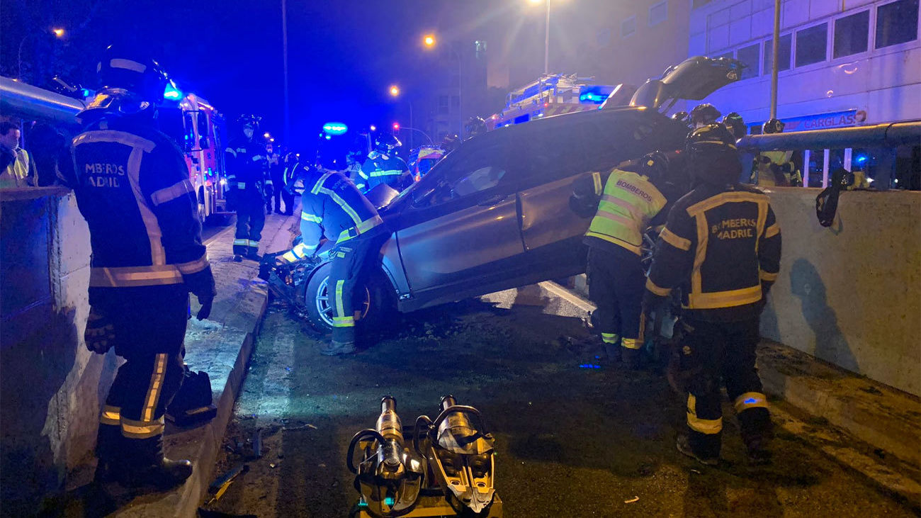 Cinco jóvenes heridos tras impactar el coche en que viajaban contra un muro en Embajadores