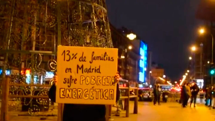 Un colectivo de extrema izquierda sabotea las luces de Navidad de Madrid