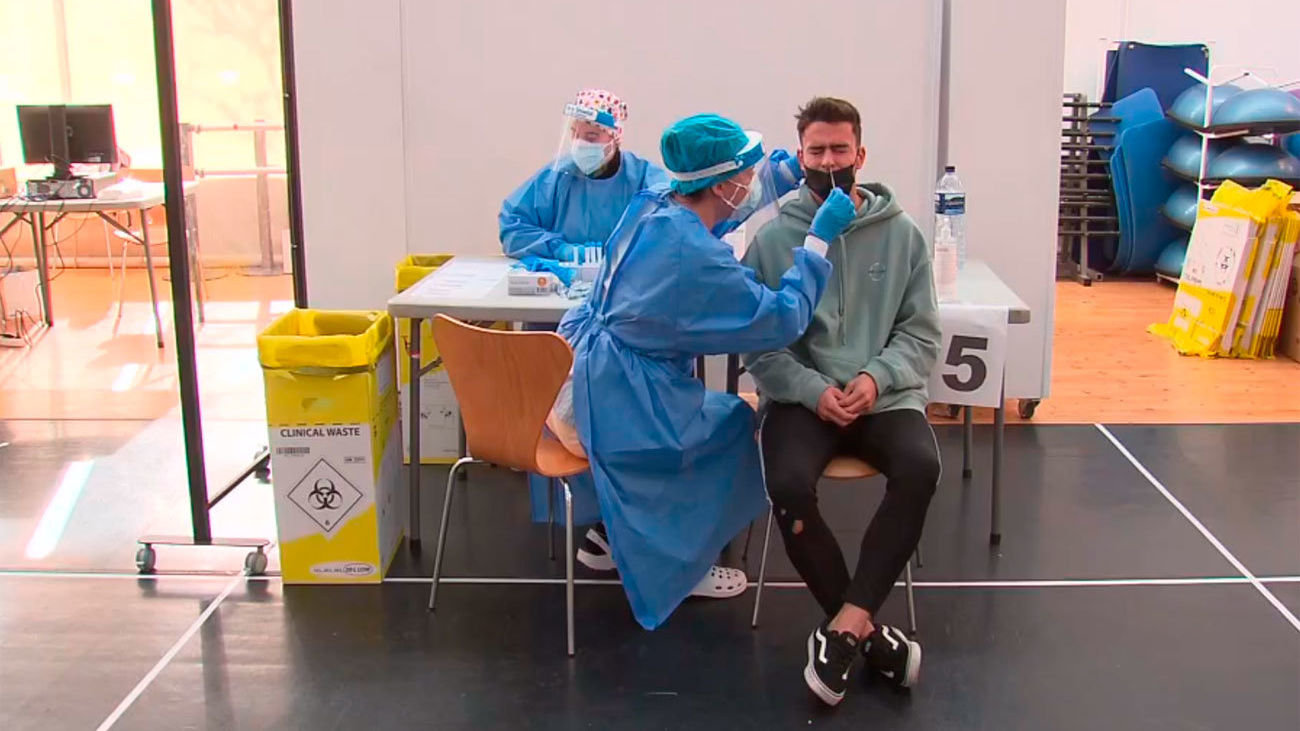 Ayuso admite que la ómicron ya está en todas partes, pero descarta imponer restricciones