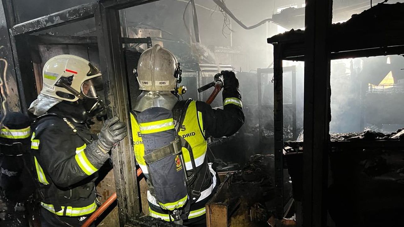Los bomberos trabajando en el incendio de una cafetería restaurante en Tres Cantos
