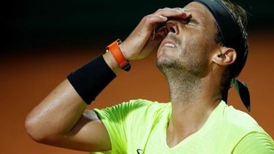 Nadal, baja de cuatro a seis semanas por una fisura en las costillas: "Estoy hundido"