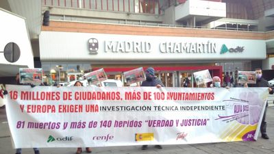 Víctimas del Alvia piden a Sánchez en el estreno del AVE gallego que investigue mejor