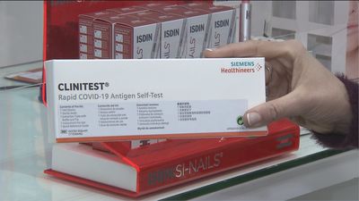 Cómo recoger y hacerse el test de antígenos que se ofrece gratis en las farmacias de Madrid